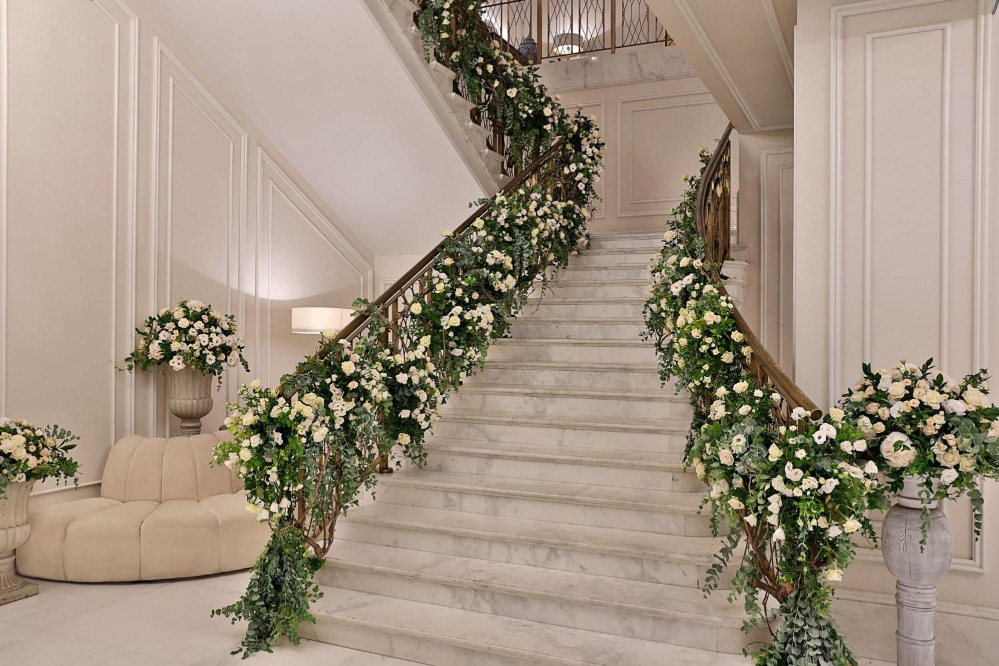 Hotel The Ritz-Carlton, Ammán Exteriér fotografie The staircase of the hotel