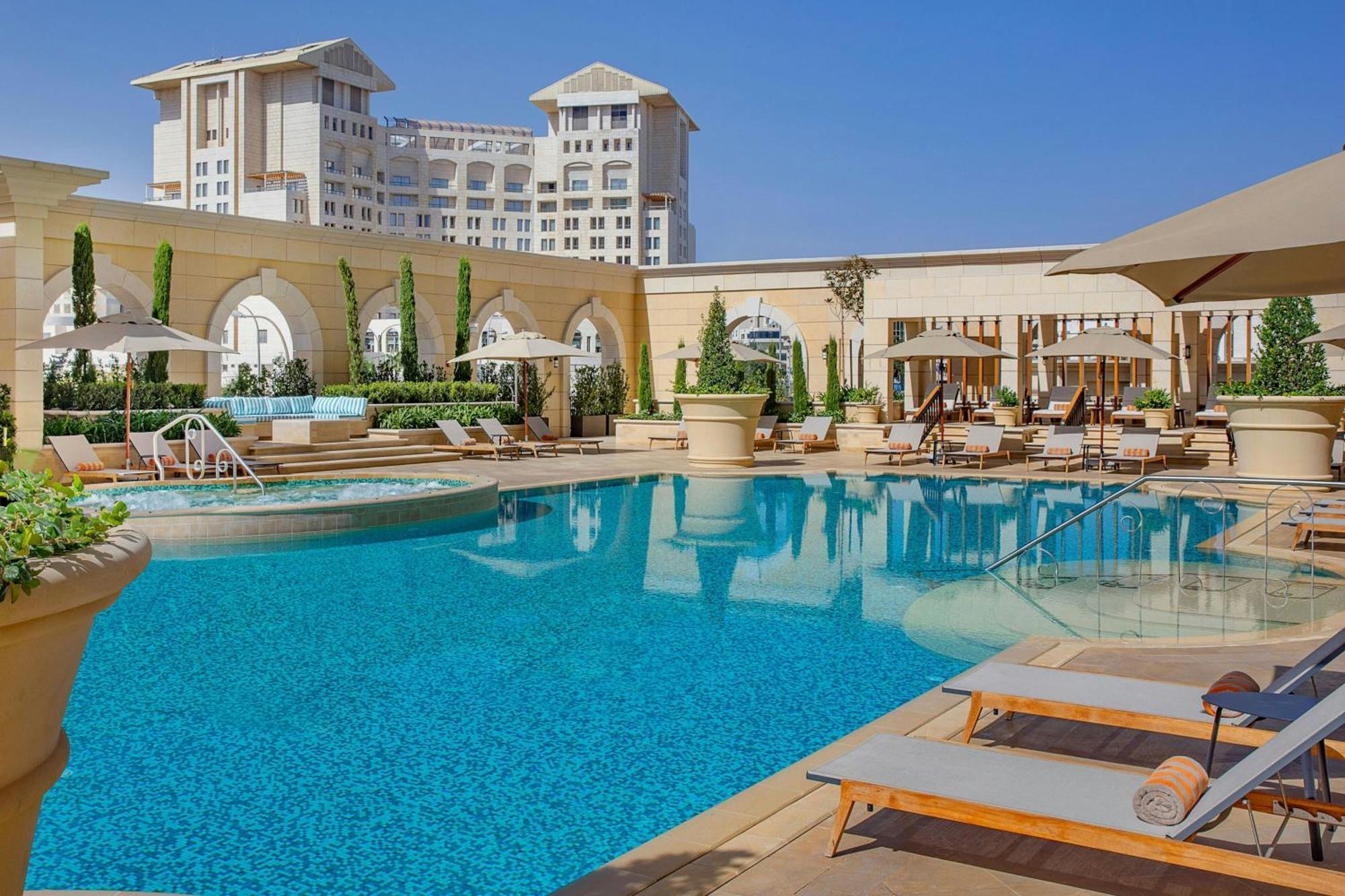 Hotel The Ritz-Carlton, Ammán Exteriér fotografie The pool at the Four Seasons Hotel