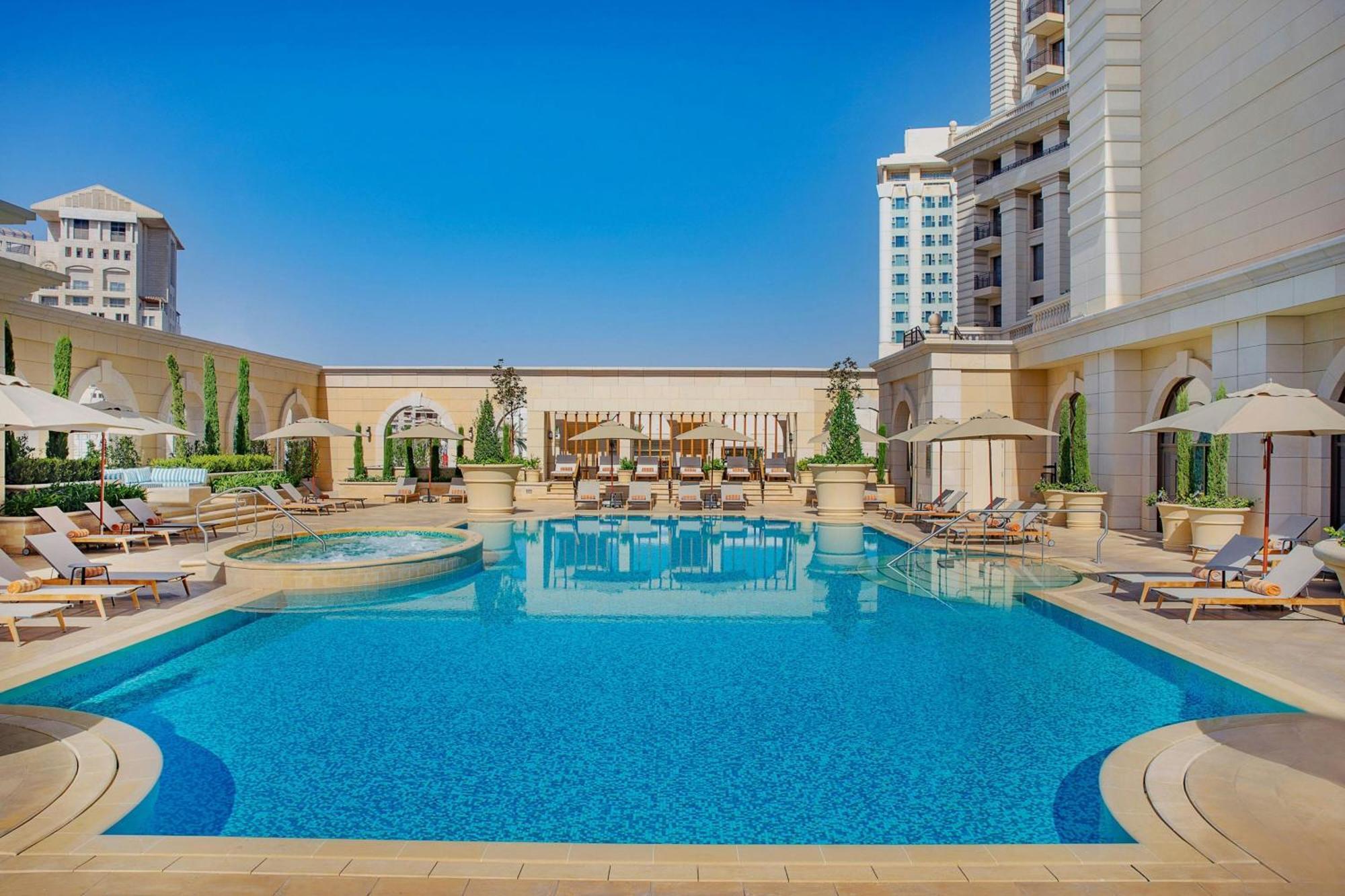 Hotel The Ritz-Carlton, Ammán Exteriér fotografie The pool at the hotel