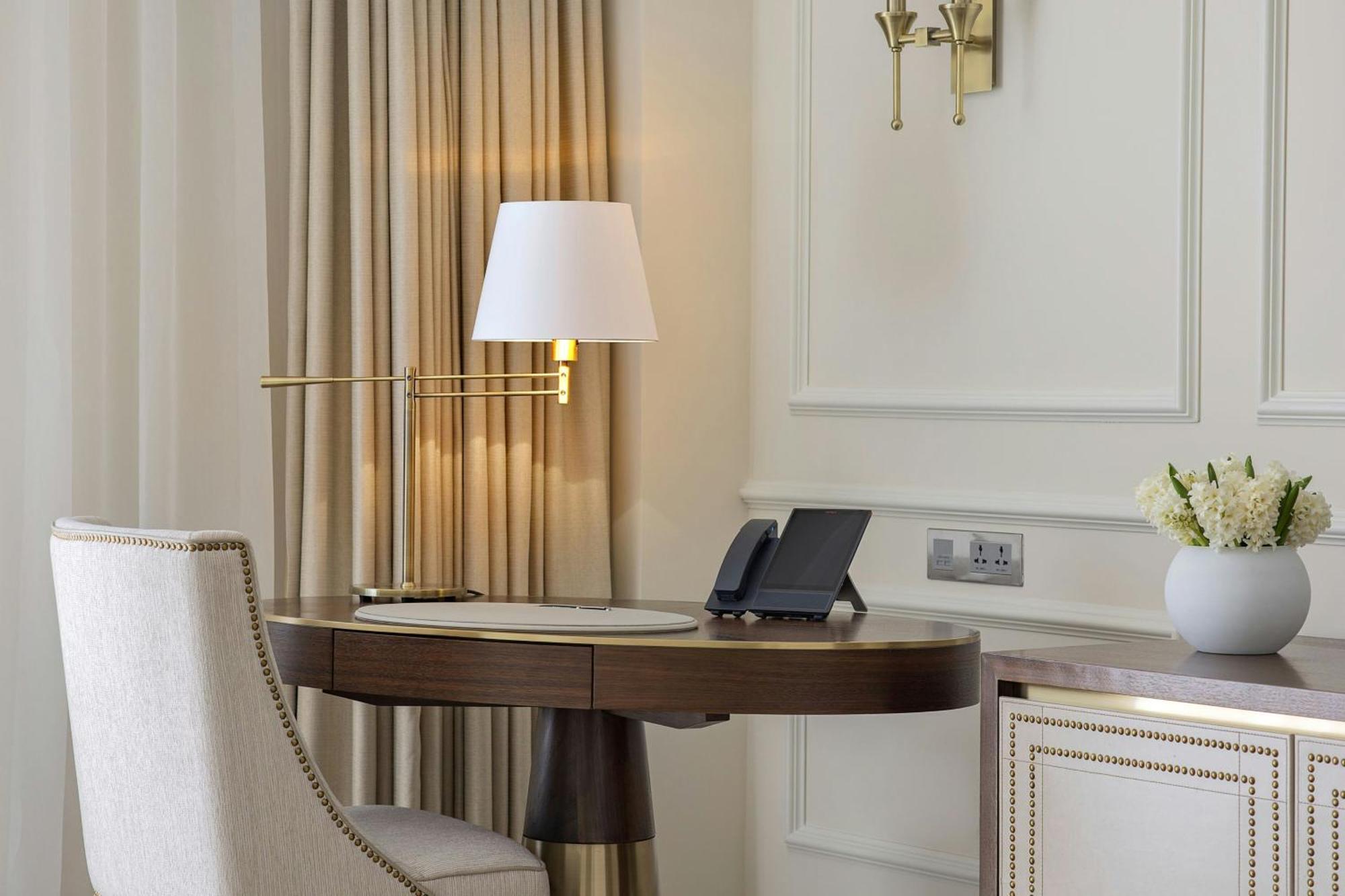 Hotel The Ritz-Carlton, Ammán Exteriér fotografie A table lamp