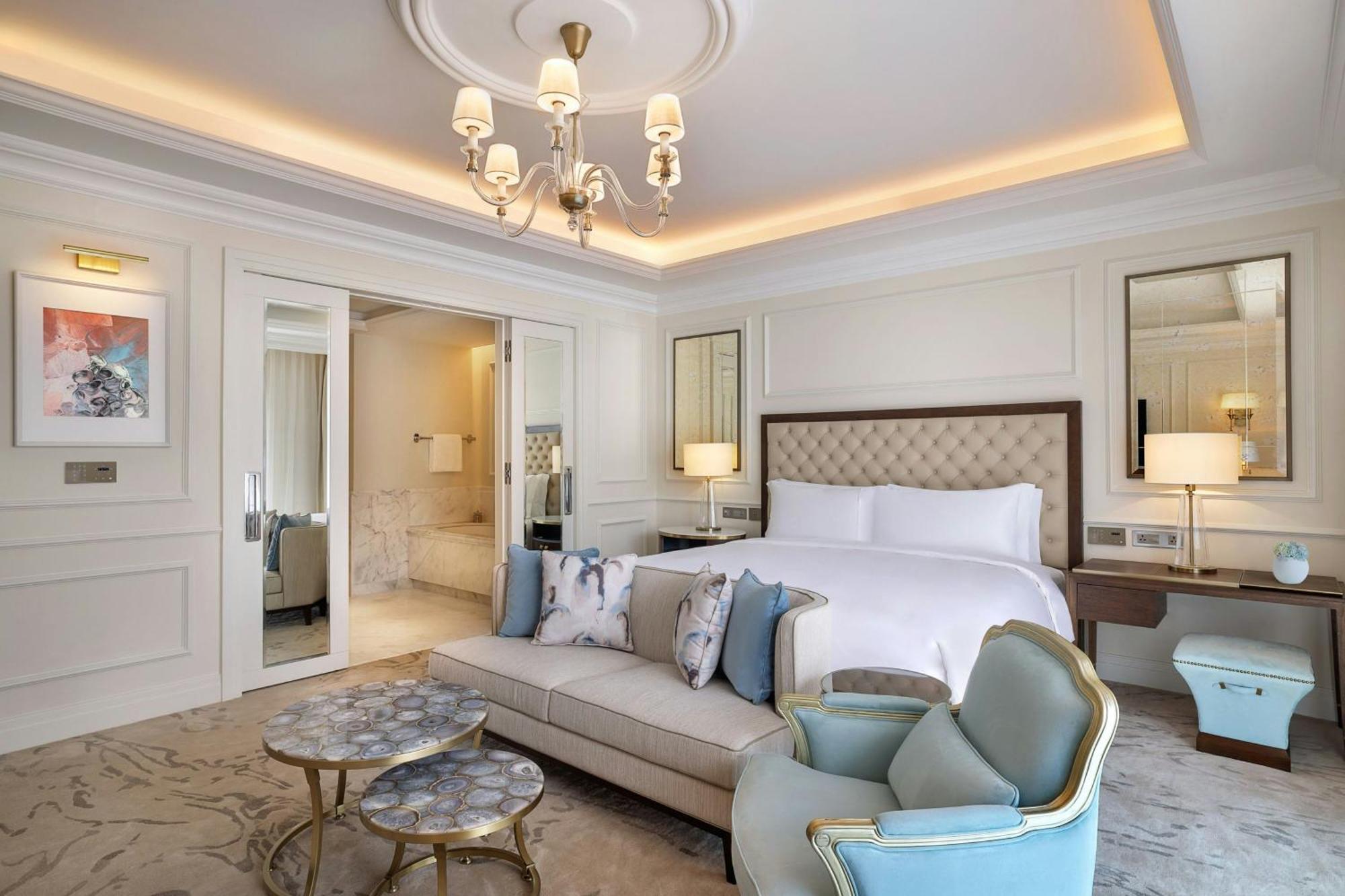 Hotel The Ritz-Carlton, Ammán Exteriér fotografie A bedroom at the hotel