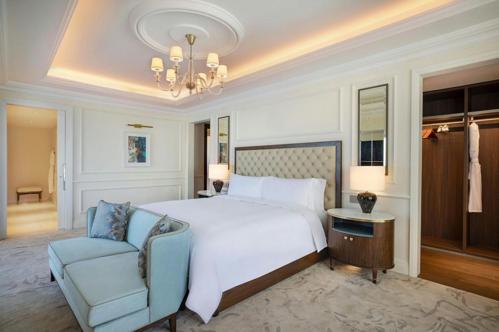 Hotel The Ritz-Carlton, Ammán Exteriér fotografie A bedroom at the hotel