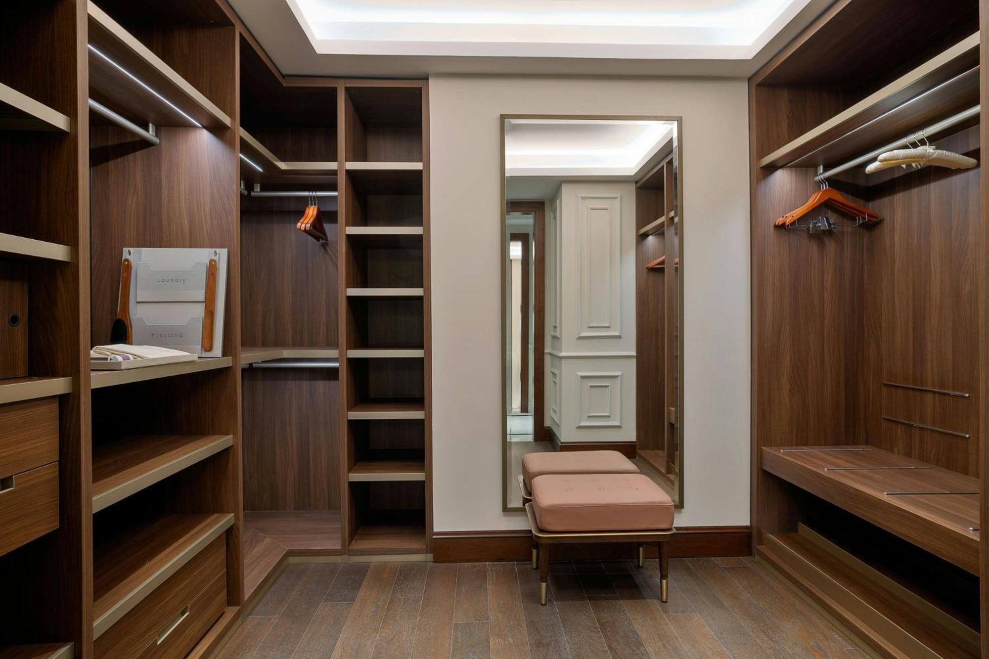 Hotel The Ritz-Carlton, Ammán Exteriér fotografie A walk-in closet