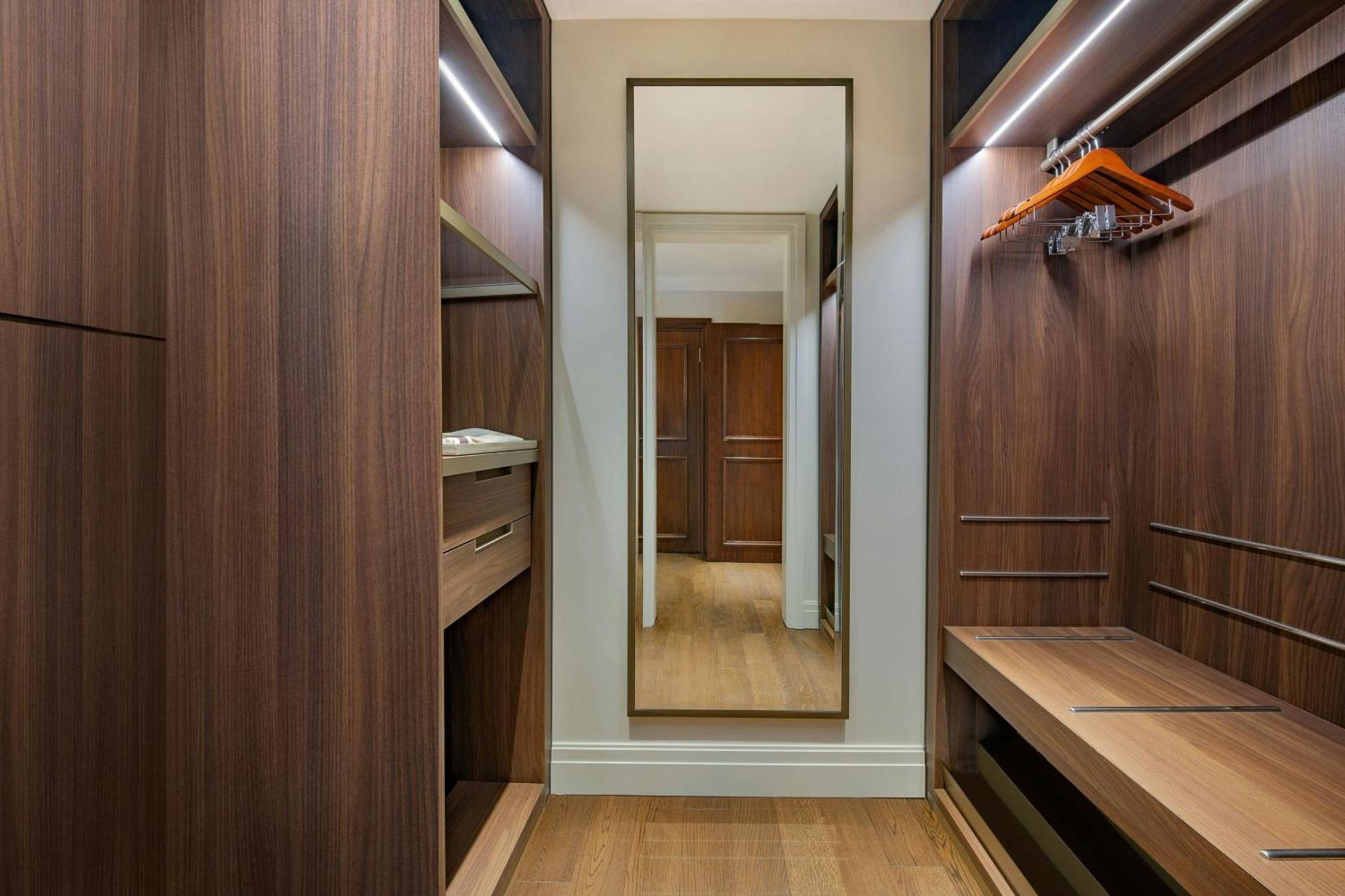 Hotel The Ritz-Carlton, Ammán Exteriér fotografie A walk-in closet