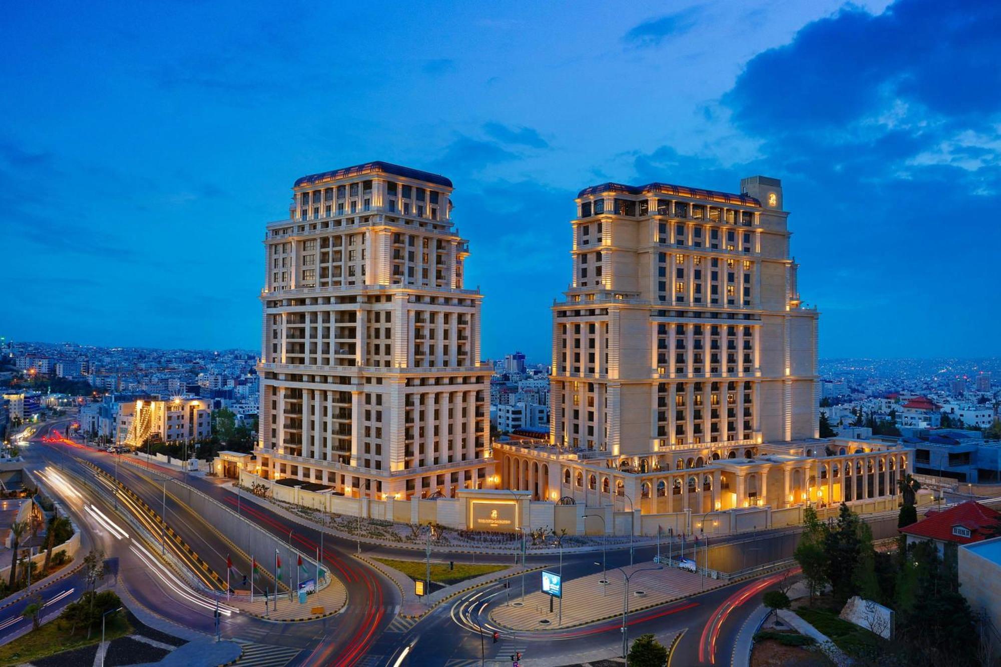 Hotel The Ritz-Carlton, Ammán Exteriér fotografie The complex at night